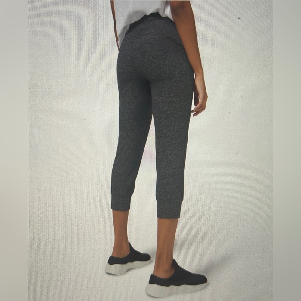 LULULEMON Ready to Rulu Jogger Crop size 4